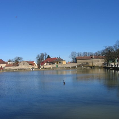 97 - Lány u rybníka