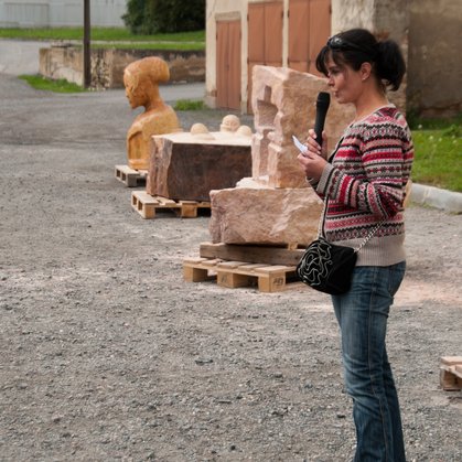 Jana Krausová představuje sochy vytvořené na sochařském symposiu (autor fotografie Petr Vícha).