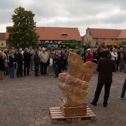 Vernisáže se zúčastnilo na sedm desítek lánských i přespolních (autor fotografie Petr Vícha). 