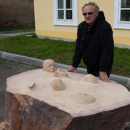 Pan Karel Kellner a jeho socha Pánovka (autor fotografie Petr Vícha).