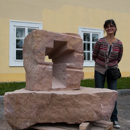 Jana Krausová a její socha Kříž naděje (autor fotografie Petr Vícha).