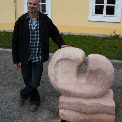 Pan Albert Králíček a jeho socha Hovory z Lán (autor fotografie Petr Vícha).