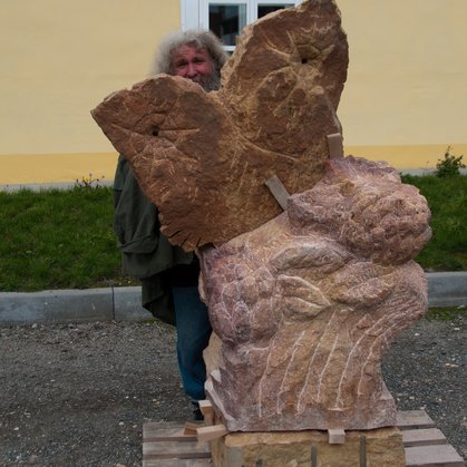 Pan Jan Turský vytesal s kolegyní Johankou Eliášovou sochu Motýli v jeteli (autor fotografie Petr Vícha).