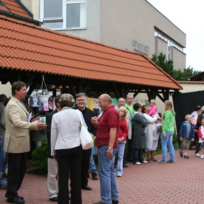 Manželé Salačovi přebírají ocenění a gratulaci (foto O. Polášek)