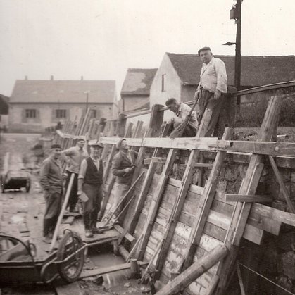 Oprava hráze rybníku v Lánech r. 1963 - zleva p. Mošnička, Doležal, Mattes