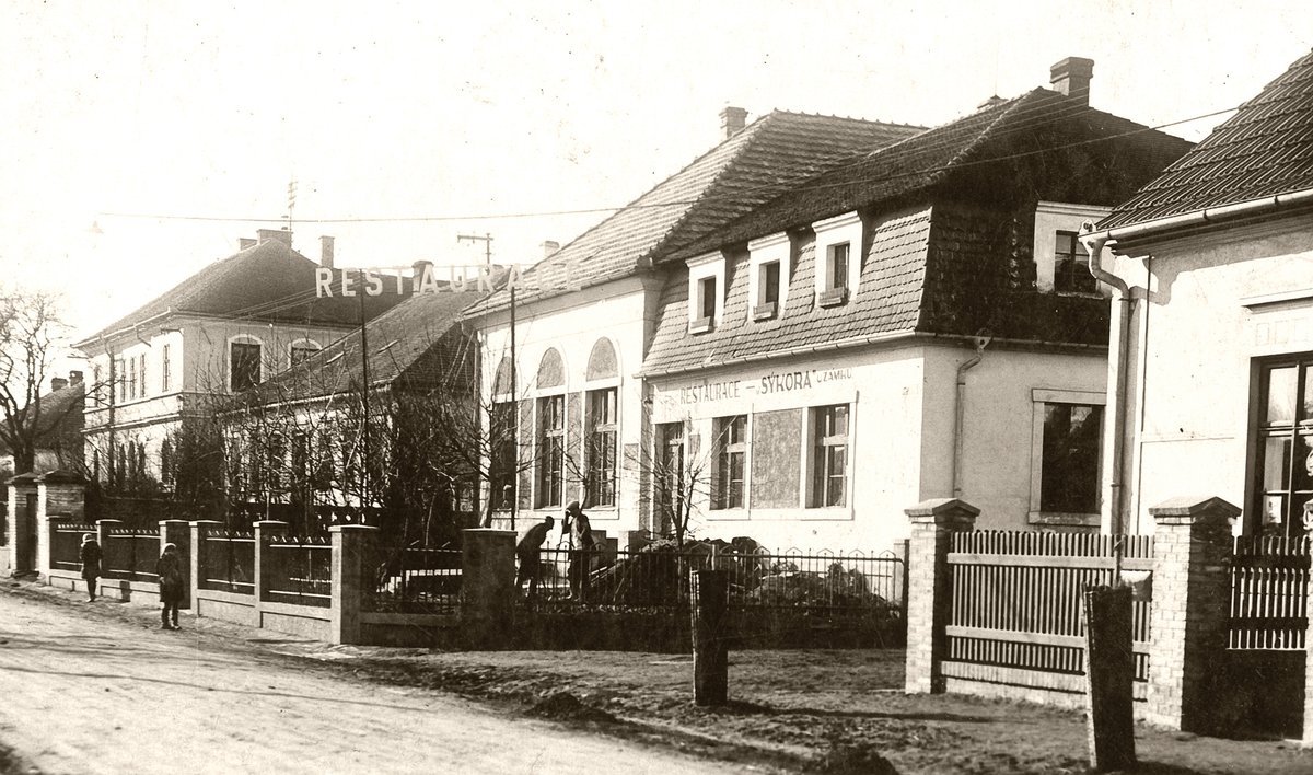 Stará škola z roku 1842 v Zámecké ulici